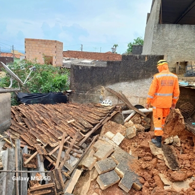 Em Bambuí: Muro desaba em varanda e cômodo de residência. Bombeiros são acionados