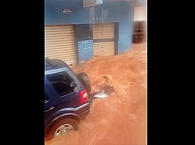 Em Bambu&iacute;: Chuva intensa provoca diversos pontos de alagamentos