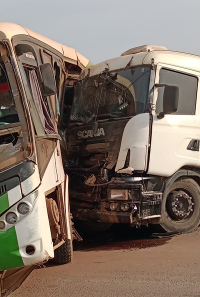 Acidente entre ônibus e carreta no trevo de Bambuí